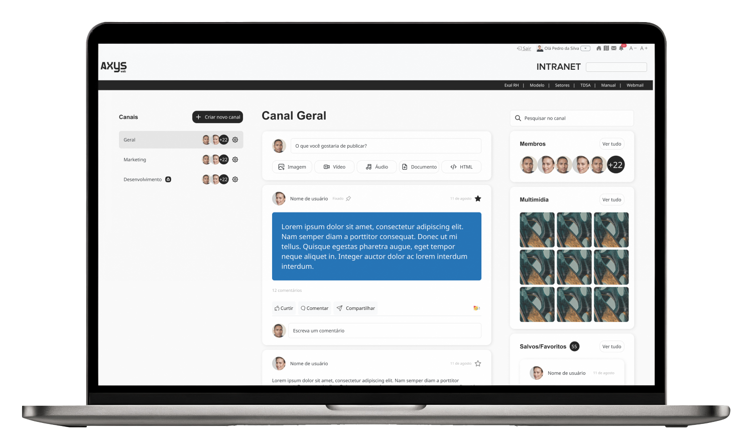 Laptop aberto com a o módulo de timeline da Intranet Coorporativa.