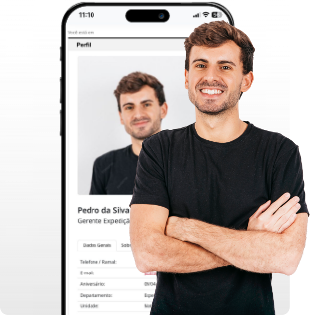 Smartphone com a página de perfil do usuário aberto e homem em frente ao celular.